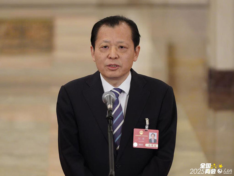 交通运输部部长刘伟接受采访。人民网记者 许峥摄