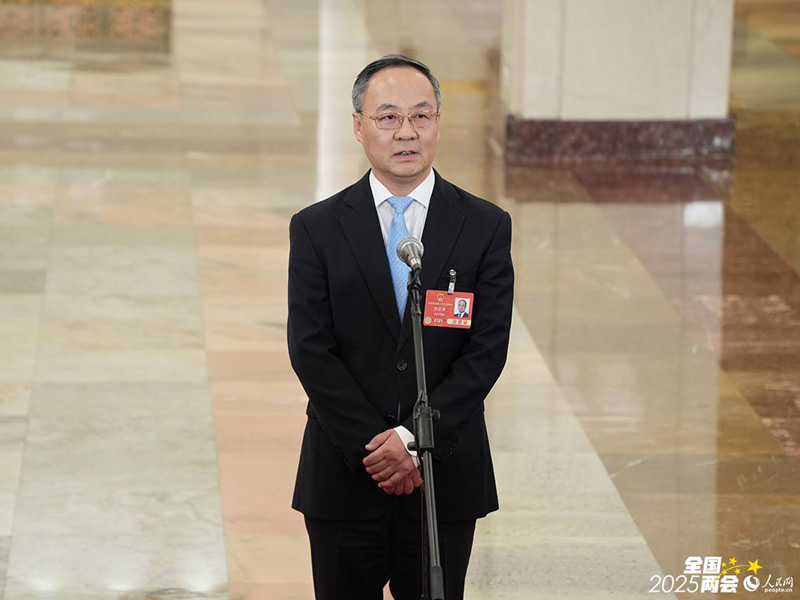 国家金融监督管理总局局长李云泽接受采访。人民网记者 许峥摄
